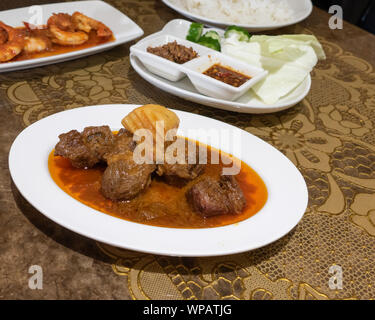 Myanmar birmano curry di agnello in piastra, gamberi e immergere in background Foto Stock