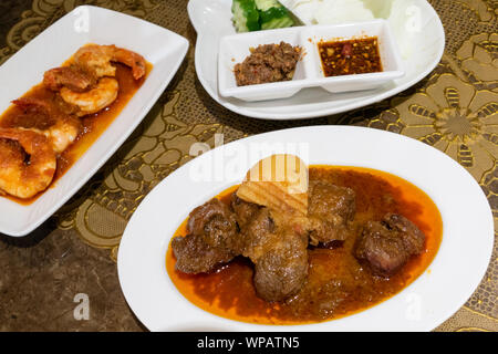 Myanmar birmano curry di agnello in piastra, gamberi e immergere in background Foto Stock