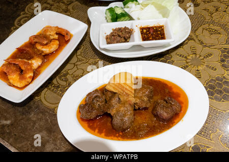 Myanmar birmano curry di agnello in piastra, gamberi e immergere in background Foto Stock