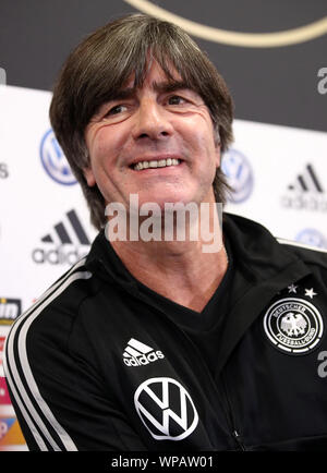 Belfast, Regno Unito. 08 Sep, 2019. Calcio: squadra nazionale, conferenza stampa Germania prima del campionato europeo il qualificatore Irlanda del Nord - Germania a Windsor Park Stadium. Allenatore nazionale Joachim Löw sorrisi. Credito: Christian Charisius/dpa/Alamy Live News Foto Stock