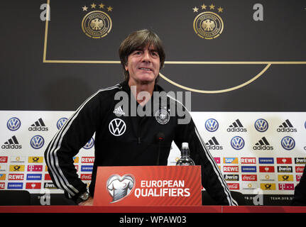 Belfast, Regno Unito. 08 Sep, 2019. Calcio: squadra nazionale, conferenza stampa Germania prima del campionato europeo il qualificatore Irlanda del Nord - Germania a Windsor Park Stadium. Allenatore nazionale Joachim Löw arriva alla conferenza stampa. Credito: Christian Charisius/dpa/Alamy Live News Foto Stock