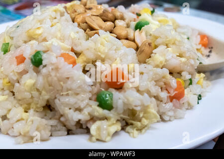 Stile Cantonese vegetariano stir fry con arachidi Foto Stock