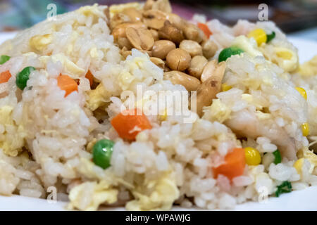 Stile Cantonese vegetariano stir fry con arachidi Foto Stock