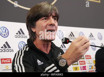 Belfast, Regno Unito. 08 Sep, 2019. Calcio: squadra nazionale, conferenza stampa Germania prima del campionato europeo il qualificatore Irlanda del Nord - Germania a Windsor Park Stadium. Allenatore nazionale Joachim Löw parla con i giornalisti. Credito: Christian Charisius/dpa/Alamy Live News Foto Stock