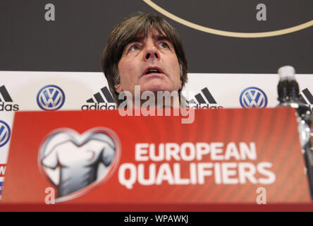 Belfast, Regno Unito. 08 Sep, 2019. Calcio: squadra nazionale, conferenza stampa Germania prima del campionato europeo il qualificatore Irlanda del Nord - Germania a Windsor Park Stadium. Allenatore nazionale Joachim Löw appare nel round. Credito: Christian Charisius/dpa/Alamy Live News Foto Stock