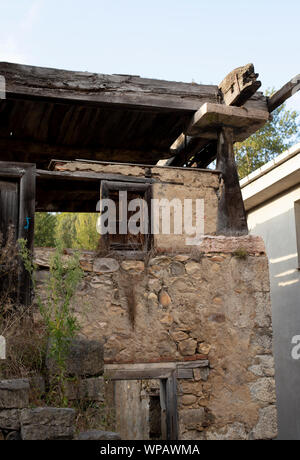 Vintage casa di villaggio, vista in ore diurne Foto Stock