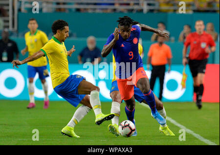 6 settembre 2019; Hard Rock Stadium, Miami, Florida, Stati Uniti d'America; amichevole internazionale, Brasile contro la Colombia; Marquinhos del Brasile e Duv&#xe1;n Zapata di Colombia - solo uso editoriale. Foto Stock