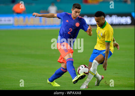 6 settembre 2019; Hard Rock Stadium, Miami, Florida, Stati Uniti d'America; amichevole internazionale, Brasile contro la Colombia; Neymar del Brasile e Stefan Medina di Colombia - solo uso editoriale. Foto Stock