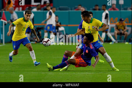 6 settembre 2019; Hard Rock Stadium, Miami, Florida, Stati Uniti d'America; amichevole internazionale, Brasile contro la Colombia; Casemiro del Brasile e Juan Cuadrado della Colombia - solo uso editoriale. Foto Stock