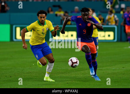 6 settembre 2019; Hard Rock Stadium, Miami, Florida, Stati Uniti d'America; amichevole internazionale, Brasile contro la Colombia; Marquinhos del Brasile e Duv&#xe1;n Zapata di Colombia - solo uso editoriale. Foto Stock