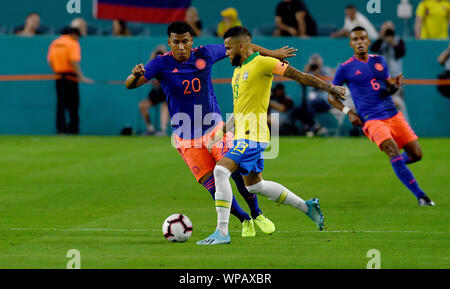 6 settembre 2019; Hard Rock Stadium, Miami, Florida, Stati Uniti d'America; amichevole internazionale, Brasile contro la Colombia; Daniel Alves del Brasile e Roger Mart&#sso;nez della Colombia - solo uso editoriale. Foto Stock