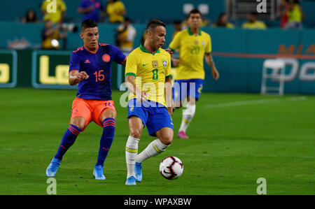 6 settembre 2019; Hard Rock Stadium, Miami, Florida, Stati Uniti d'America; amichevole internazionale, Brasile contro la Colombia; Arthur di Brasile e Er&#xe9;s Mateus Uribe della Colombia - solo uso editoriale. Foto Stock