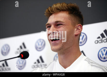 Belfast, Regno Unito. 08 Sep, 2019. Calcio: squadra nazionale, conferenza stampa Germania prima del campionato europeo il qualificatore Irlanda del Nord - Germania a Windsor Park Stadium. Giocatore Nazionale Joshua Kimmich ride. Credito: Christian Charisius/dpa/Alamy Live News Foto Stock