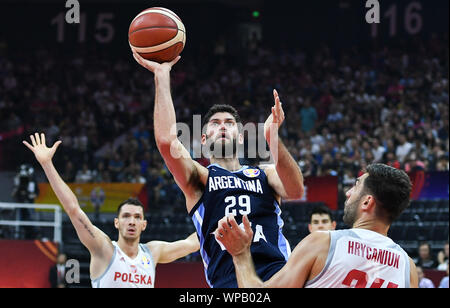 Foshan, la Cina della provincia di Guangdong. 8 Sep, 2019. Patricio Garino (C) dell'Argentina germogli durante il gruppo I match tra Polonia e Argentina al 2019 FIBA World Cup di Foshan, Cina del sud della provincia di Guangdong, Sett. 8, 2019. Credito: Xue Yubin/Xinhua/Alamy Live News Foto Stock