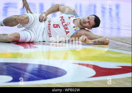 Foshan, la Cina della provincia di Guangdong. 8 Sep, 2019. Aaron Cel di Polonia cade durante il gruppo I match tra Polonia e Argentina al 2019 FIBA World Cup di Foshan, Cina del sud della provincia di Guangdong, Sett. 8, 2019. Credito: Xue Yubin/Xinhua/Alamy Live News Foto Stock