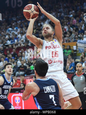 Foshan, la Cina della provincia di Guangdong. 8 Sep, 2019. Marcos Delia (L) dell'Argentina germogli durante il gruppo I match tra Polonia e Argentina al 2019 FIBA World Cup di Foshan, Cina del sud della provincia di Guangdong, Sett. 8, 2019. Credito: Huang Zongzhi/Xinhua/Alamy Live News Foto Stock