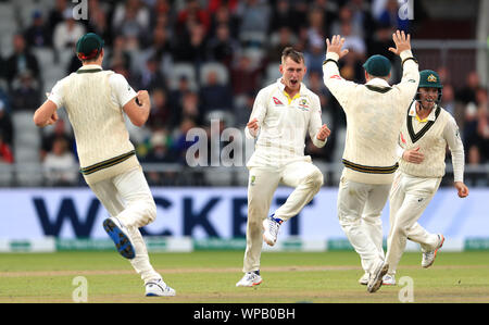 Australia Marnus Labuschagne celebra il paletto di Inghilterra del martinetto Leach con compagni di squadra durante il giorno cinque della quarta prova di ceneri a Emirates Old Trafford, Manchester. Foto Stock