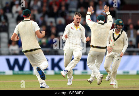 Australia Marnus Labuschagne celebra il paletto di Inghilterra del martinetto Leach con compagni di squadra durante il giorno cinque della quarta prova di ceneri a Emirates Old Trafford, Manchester. Foto Stock