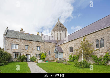 Il XII secolo Penmon Priory e St Seiriol la Chiesa sull'Isola di Anglesey, Galles del Nord, Regno Unito Foto Stock