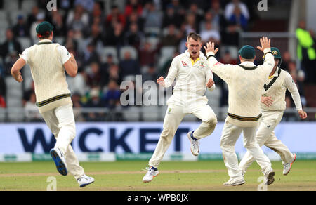 Australia Marnus Labuschagne (centro) celebra il paletto di Inghilterra del martinetto Leach con compagni di squadra durante il giorno cinque della quarta prova di ceneri a Emirates Old Trafford, Manchester. Foto Stock