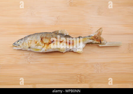 Grigliate di pesce sweetfish con sale piatto Giapponese ayu no shioyaki isolato sul tavolo Foto Stock