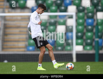 Belfast, Regno Unito. 08 Sep, 2019. Calcio: squadra nazionale di formazione finale Germania prima del campionato europeo il qualificatore Irlanda del Nord - Germania in Windsor Park Stadium. Giocatore nazionale Kai Havertz gioca la palla. Credito: Christian Charisius/dpa/Alamy Live News Foto Stock