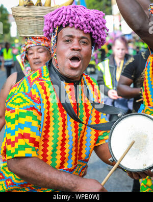 Hackney, Londra, Regno Unito. 08 Sep, 2019. Un gruppo dal Ghana in abiti colorati. I partecipanti e festaioli godere di una grande tranquillità e divertimento riempito Hackney Carnevale 2019 parade di splendido sole, riflettendo il borgo della celebre la creatività e la diversità. Credito: Imageplotter/Alamy Live News Foto Stock