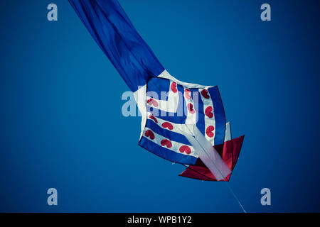 Le foto scattate di coloratissimi aquiloni artigianali su un kite festival presso la spiaggia di Buren sull isola di Ameland, Agosto 2019 Foto Stock