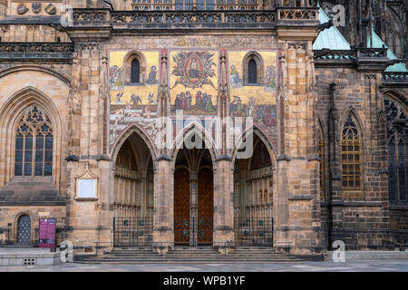 Golden Gate a gotico della cattedrale di San Vito a Praga Repubblica Ceca con il mosaico del Giudizio Universale ed iscrizione dei nomi di 6 pa ceca Foto Stock