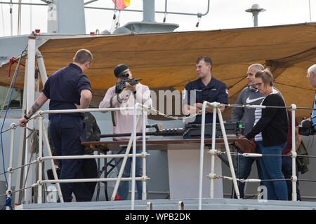 Great Yarmouth Maritime Festival. I visitatori avranno a guardarsi intorno e a gestire alcune delle armi a bordo di HMS Bangor, Sandown-classe Counter-Measures miniera nave (MCMV), distribuito nel Golfo e in base a Clyde Base Navale, Scozia. Foto Stock