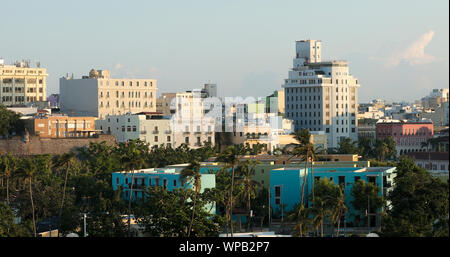 Bassa vista aerea della sezione vecchia di San Juan, Puerto Rico. Foto Stock
