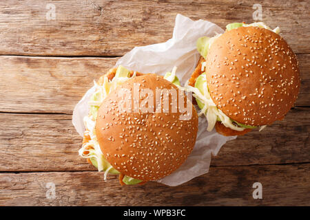 Brioche Cemita Poblana sandwich con carne, formaggio e verdure vicino sul tavolo. Parte superiore orizzontale vista da sopra Foto Stock