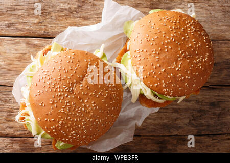 Piccante Chipotle pollo Sandwich Cemita vicino sul tavolo orizzontale, vista in pianta da sopra Foto Stock