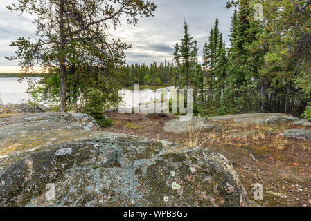 Rocce a lungo lago in Yellowknife, Northwest Territories, Canada Foto Stock