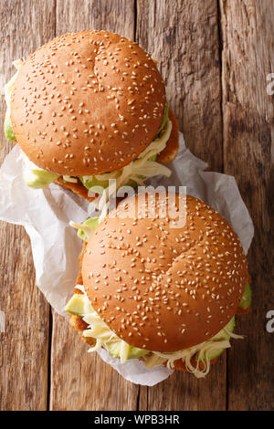 Cemita messicano panino con carne, formaggio, avocado e salsa di close-up sul tavolo. Verticale in alto vista da sopra Foto Stock