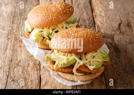 Tradizionale messicano sandwich impanati con carne, formaggio e verdure vicino sul tavolo orizzontale. Foto Stock