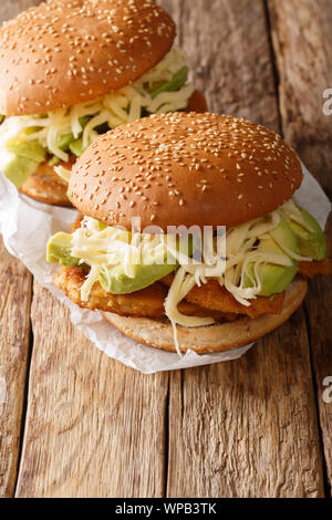 Piccante Chipotle pollo Sandwich Cemita vicino sul piano verticale. Foto Stock