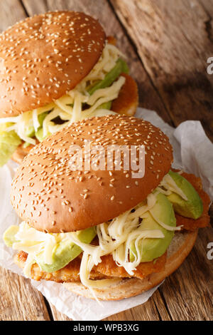 Il Messico di morbidissima cemita poblana trabocca di queso blanco, chipotle, pepe, avocado, papalo e fritto croccante cotoletta di close-up sul piano verticale. Foto Stock