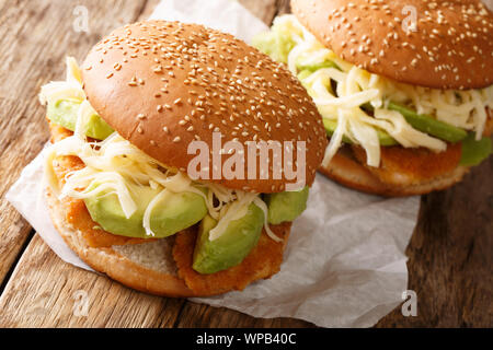 Tradizionale messicana Poblana Cemita panino con carne, formaggio, avocado e salsa di close-up sul tavolo orizzontale. Foto Stock