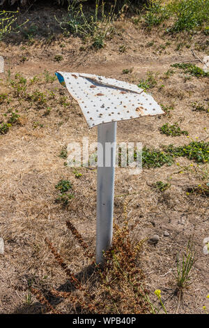 Il post e supporto per una cassetta postale che la casella è stata rimossa e non esiste più in Santa Barbara County, California. Foto Stock