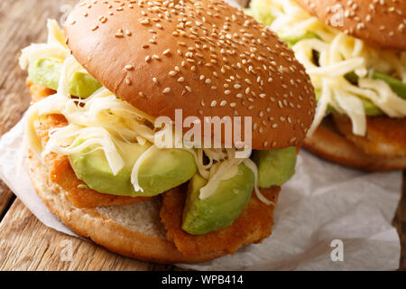 Cemita messicano panino con carne, formaggio, avocado e salsa di close-up sul tavolo orizzontale. Foto Stock