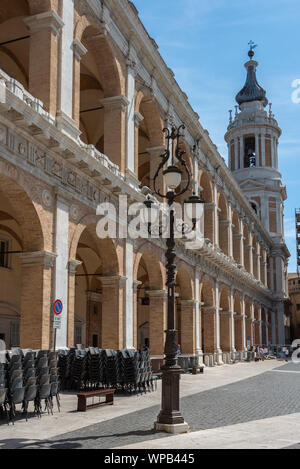 Un vecchio lampione in piazza della Madonna nel comune di Loreto Foto Stock