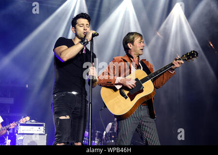 Ross William selvatica e Steve Norman della band Spandau Ballet esibirsi dal vivo sul palco del rbb.88.8 Pop eroi Festival durante l'IFA 2019 a IFA Sommergarten il 7 settembre 2019 a Berlino, Germania. Foto Stock