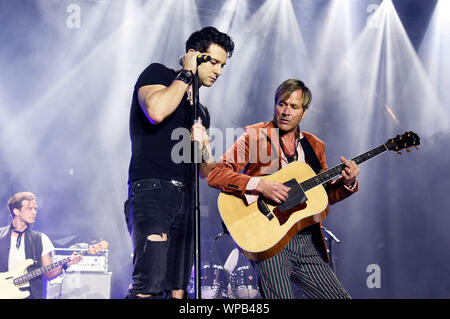 Ross William selvatica e Steve Norman della band Spandau Ballet esibirsi dal vivo sul palco del rbb.88.8 Pop eroi Festival durante l'IFA 2019 a IFA Sommergarten il 7 settembre 2019 a Berlino, Germania. Foto Stock