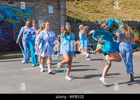 Swanage, DORSET REGNO UNITO. 8 settembre 2019. La folla affollano la città balneare di Swanage per godersi la danza a Swanage Folk Festival in un giorno caldo e soleggiato. I giovani di Horizon Community College, Horizon Dance, ballerini brivido della folla. Credito: Carolyn Jenkins/Alamy Live News Foto Stock