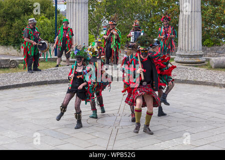 Swanage, DORSET REGNO UNITO. 8 settembre 2019. La folla affollano la città balneare di Swanage per godere della danza, con oltre 50 squadre di danza tra cui morris dancing per Swanage Folk Festival in un giorno caldo e soleggiato. Morris ballerini, membri della Fox Morris ballerini, eseguire le loro danze Morris di routine. Credito: Carolyn Jenkins/Alamy Live News Foto Stock