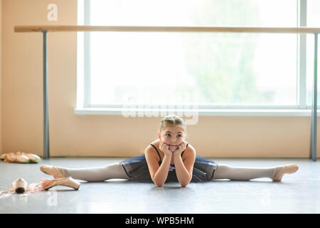 Ballerina in abito nero. Foto Stock