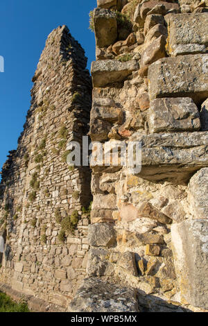 Le rovine del castello di Pendragon, rinomata casa del padre di Re Artù, sulle rive del fiume Eden in Mallerstang, Cumbria, Regno Unito. Foto Stock