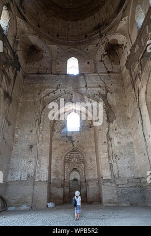 Bibi Khanym moschea di Samarcanda, Uzbekistan. Gran parte dell'edificio fu distrutto da un terremoto nel XV secolo e ricostruito negli anni settanta. Foto Stock