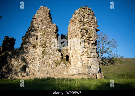 Le rovine del castello di Pendragon, rinomata casa del padre di Re Artù, sulle rive del fiume Eden in Mallerstang, Cumbria, Regno Unito. Foto Stock